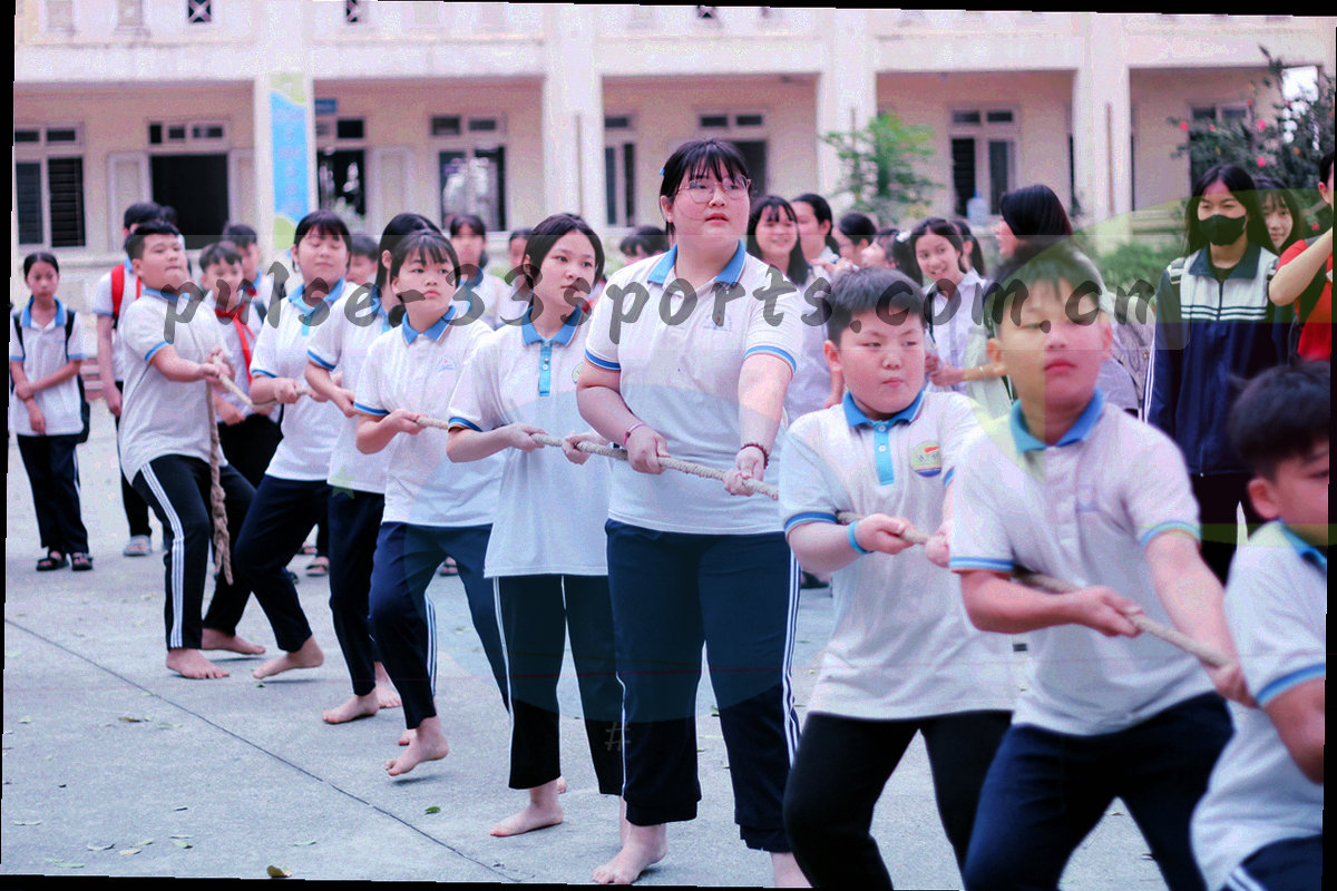 夜色中的数据工作区，多块屏幕同时亮起抽象图表，画面里只有手部与背影