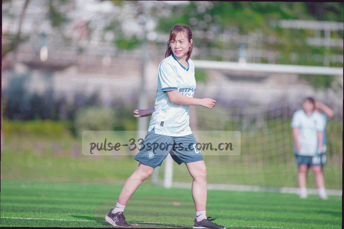 会议桌一角，摊开的手写笔记与打开的笔记本电脑，画面中只出现手部动作